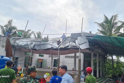 Hậu Giang: Nhiều căn nhà của dân bị sập và tốc mái do dông lốc