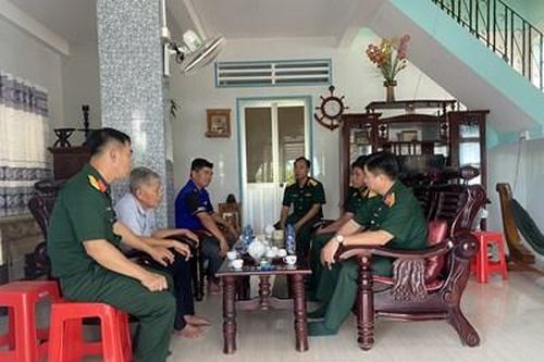 Bộ CHQS tỉnh Long An thăm, tặng quà Anh hùng lực lượng vũ trang nhân dân