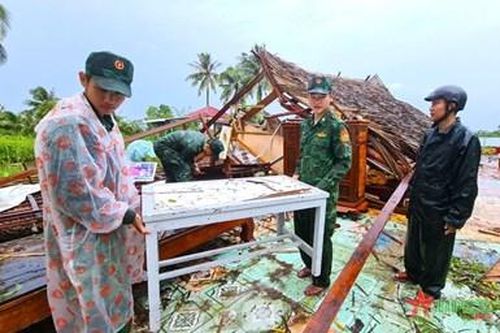 Cà Mau: Đồn Biên phòng Khánh Tiến giúp nhân dân khắc phục hậu quả do dông lốc