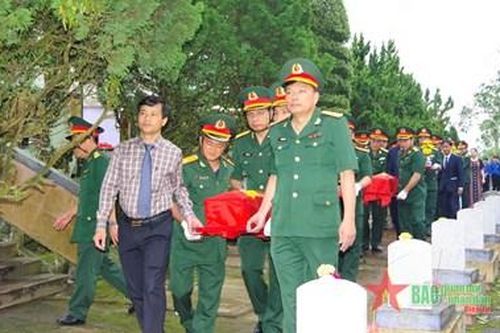 Đoàn Kinh tế - Quốc phòng 337 (Quân khu 4) tổ chức Lễ truy điệu và an táng 12 hài cốt liệt sĩ