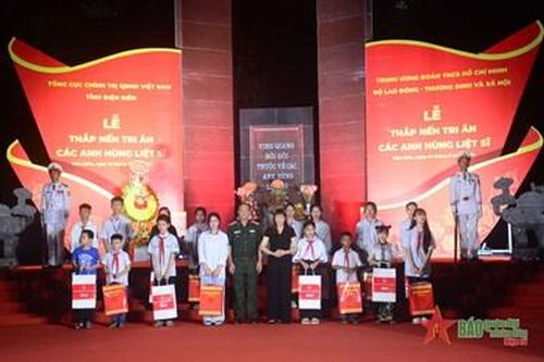 Điện Biên: Trao gần 100 suất quà tặng gia đình chính sách