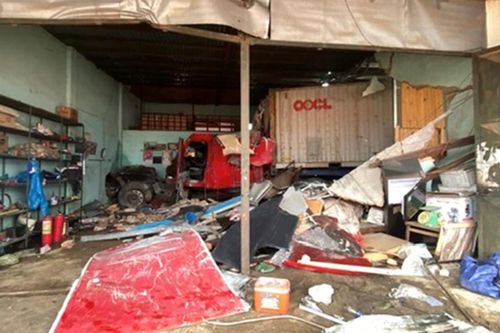 Xe đầu kéo ủi sập nhiều nhà dân làm 3 người chết