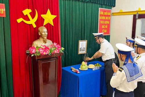 Niềm thương tiếc khôn nguôi nơi đảo xa