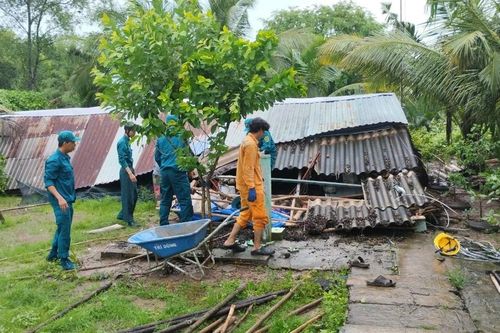 Dông lốc làm sập hàng loạt căn nhà ở Cà Mau, Bạc Liêu