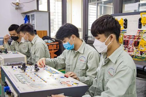 Văn hóa ứng xử trong trường học: Người học có vô can?