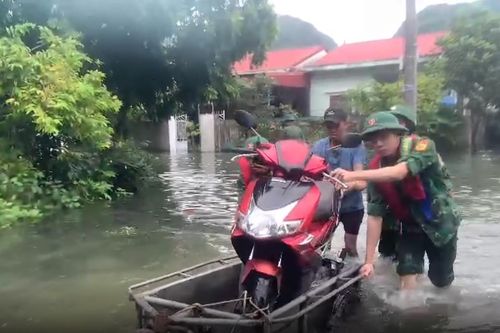 Đồn Biên phòng Cát Bà kịp thời giúp dân khắc phục hậu quả bão số 2