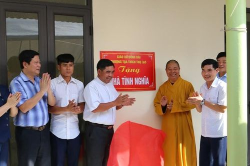Ấm tình đoàn kết tôn giáo từ những mái nhà cho người nghèo Bài 2: Từ bi, bác ái bằng những việc làm cụ thể