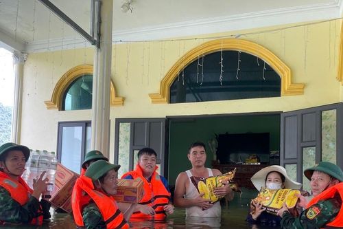 Bộ đội Biên phòng Hải Phòng hỗ trợ nhân dân Cát Bà khắc phục hậu quả sau bão số 2