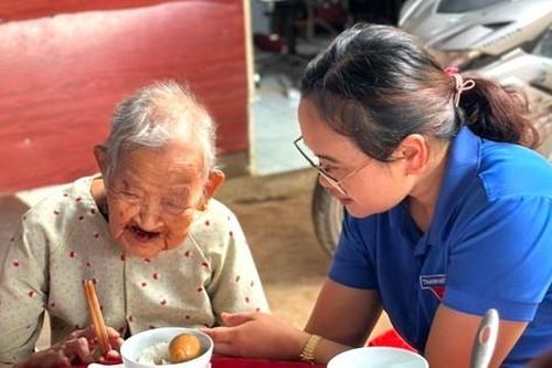 Ấm áp bữa cơm tri ân của đoàn thanh niên với Mẹ Việt Nam Anh hùng