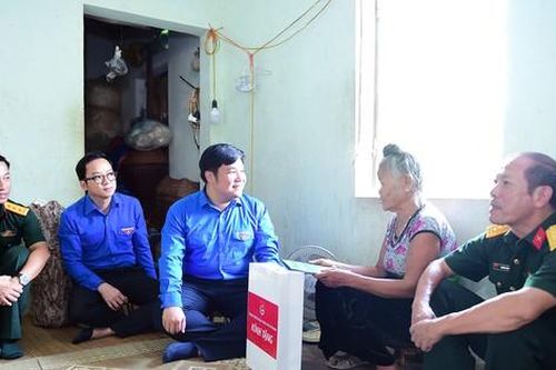 Trung ương Đoàn thăm, tặng quà gia đình thương binh, liệt sĩ tại Điện Biên