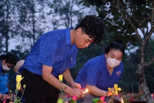 Tuổi trẻ Cần Thơ, Bến Tre thắp nến tri ân liệt sĩ