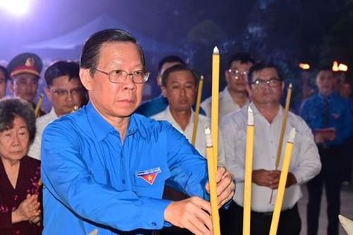 Chủ tịch Phan Văn Mãi cùng thanh niên TPHCM thắp nến tri ân Anh hùng liệt sĩ