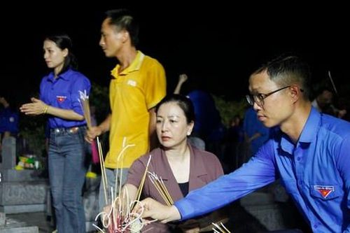 Tuổi trẻ Bắc Giang thắp nến tri ân anh hùng liệt sỹ