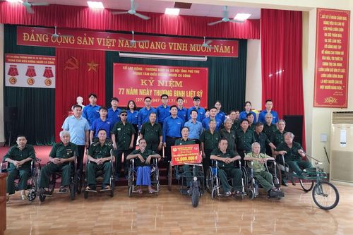 Đoàn Thanh niên và Công đoàn TANDTC thăm và tặng quà các thương binh tỉnh Phú Thọ