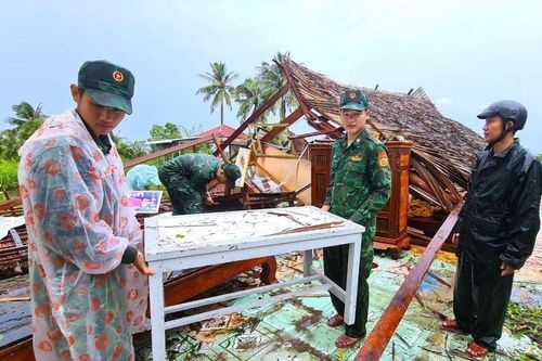 Cà Mau: Giông lốc làm sập hàng loạt nhà dân