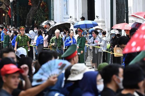 Người dân đội nắng đứng kín nhiều tuyến phố Hà Nội, chờ tiễn đưa Tổng Bí thư
