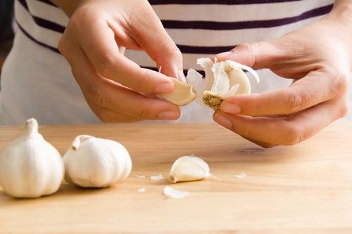 Sự thật ăn tỏi sống giảm mụn trứng cá
