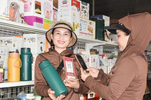 Người dân Nghệ An quét mã QR khi đi chợ
