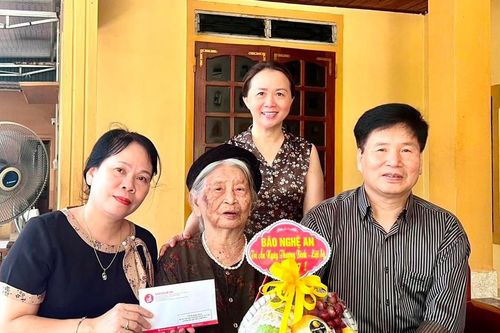 Báo Nghệ An thăm, tặng quà Mẹ Việt Nam anh hùng Nguyễn Thị Cháu