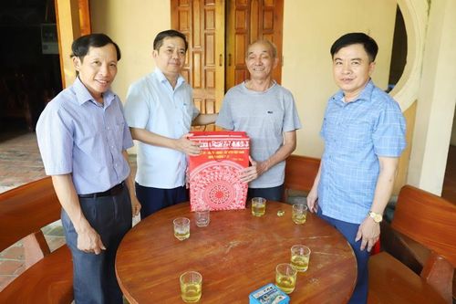 Tặng quà tri ân người có công nhân ngày 27/7