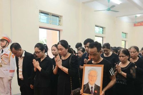 Hà Nội: Người dân xếp hàng từ sáng sớm viếng Tổng Bí thư tại quê nhà Đông Anh