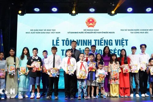 Lễ Tôn vinh tiếng Việt của nhiều thế hệ bà con người Việt tại Séc