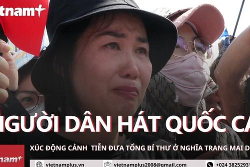 Người dân hát Quốc ca tiễn biệt Tổng Bí thư Nguyễn Phú Trọng trước nghĩa trang