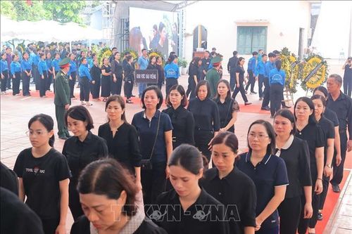 Dòng người tiếp tục xếp hàng viếng Tổng Bí thư tại xã Đông Hội, huyện Đông Anh