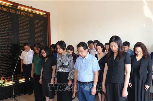 Thông tấn xã Việt Nam dâng hương tưởng niệm các nhà báo liệt sĩ