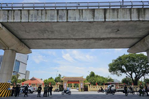 Người dân xếp hàng chờ viếng tại Nghĩa trang Mai Dịch, công tác chuẩn bị lễ tang đã sẵn sàng