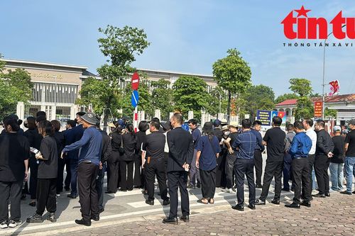 Dòng người xếp hàng vào viếng Tổng Bí thư Nguyễn Phú Trọng tại quê nhà Lại Đà
