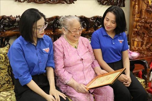 Cụ bà 80 tuổi dành tiền tiết kiệm đóng góp cho quê hương