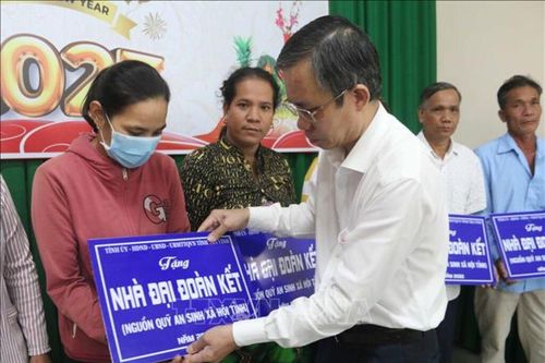 Giúp đồng bào dân tộc thiểu số có chỗ ở ổn định, an tâm sản xuất