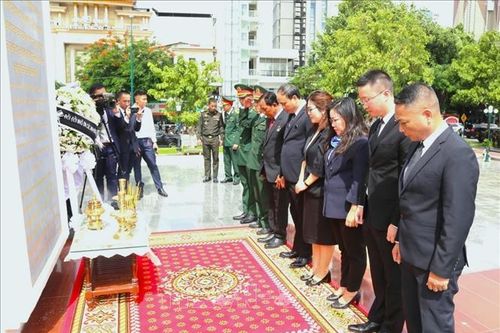Dâng hương tri ân các anh hùng liệt sĩ tại Campuchia