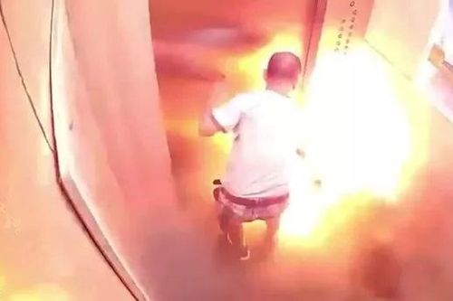 Clip: Pin lithium bất ngờ phát nổ trên tay người đàn ông