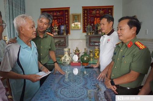 Thăm và tặng quà cho các đồng chí thương binh, thân nhân liệt sĩ Công an tỉnh Quảng Ngãi