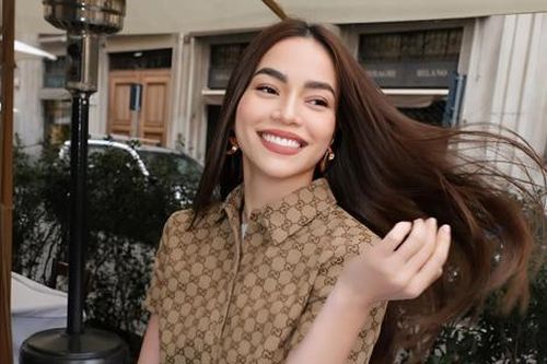 Mẹ Hồ Ngọc Hà chuẩn quý bà khi diện váy bó sát