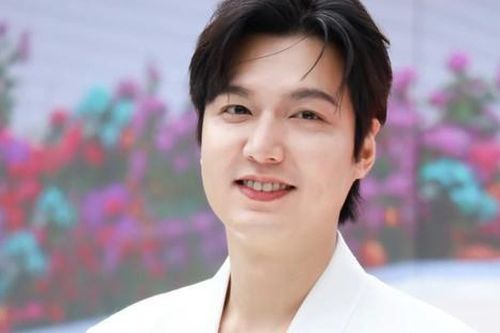 Lee Min Ho xuất hiện với diện mạo khác lạ, để lộ nếp nhăn, bọng mắt thấy rõ