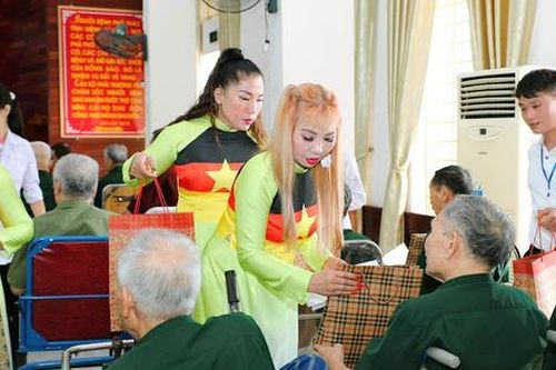 Liên hiệp Hội Phụ nữ Việt Nam tại CHLB Đức trao quà cho thương, bệnh binh tại Bắc Ninh