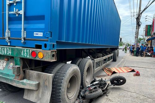 Thương tâm cảnh xe container cán xe máy cùng chiều