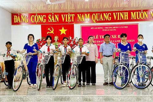 Trao 30 xe đạp cho học sinh có hoàn cảnh khó khăn ở TX. Tịnh Biên