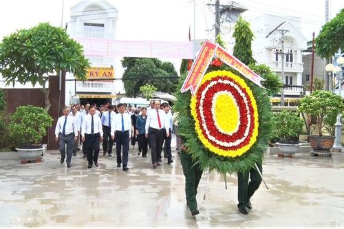 Viếng Nhà bia ghi danh liệt sĩ và Khu tưởng niệm 47 liệt sĩ khuyết danh ở TP. Châu Đốc