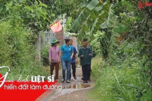 Gia đình liệt sĩ hiến đất làm đường