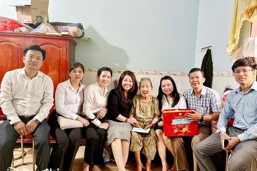 Đảng viên Văn phòng Tỉnh ủy thăm Mẹ Việt Nam anh hùng nhân kỷ niệm 77 năm Ngày Thương binh - liệt sĩ