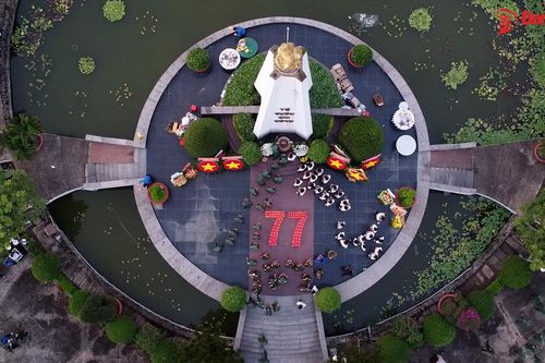 Hơn 2 ngàn người thắp nến tri ân các anh hùng liệt sĩ