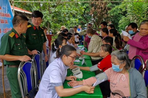 Tặng quà và khám bệnh cho người dân khu vực biên giới Chư Prông