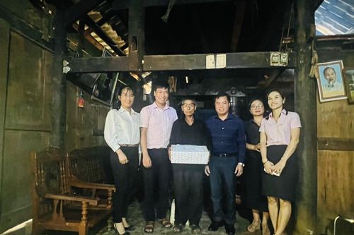 Chi nhánh Ngân hàng Chính sách xã hội tỉnh thăm, tặng quà gia đình có công với cách mạng