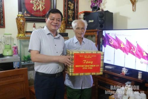 Đoàn công tác của tỉnh thăm, tặng quà gia đình chính sách, người có công tại huyện Cao Lộc