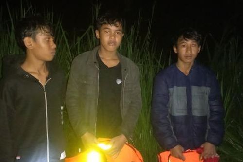 Di Linh: Giải cứu 3 thiếu niên đi bắt cá bị mắc kẹt giữa sông Đồng Nai