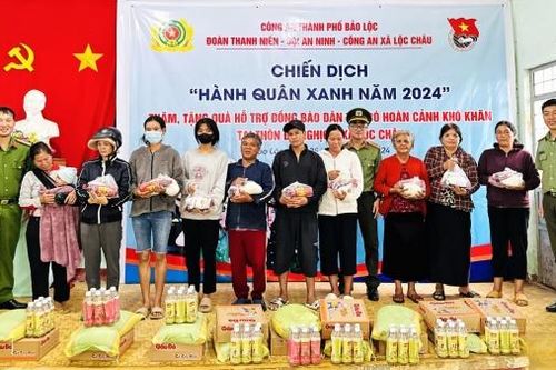 Tuổi trẻ Công an TP Bảo Lộc trao tặng quà cho người dân có hoàn cảnh khó khăn